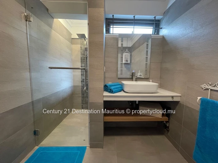 Exceptional Duplex Penthouse: 259 m² Just 200m from the Beach
