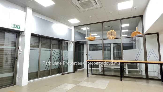 High exposure commercial building in the heart of Quatre Bornes – Exceptional visibility 