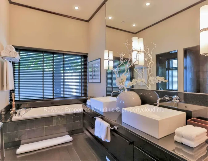 Elegant Villa In A Golf Estate With Sea View.