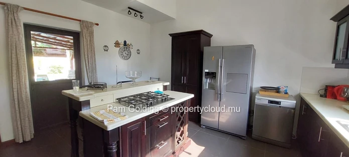 Maison Idéalement Située au Cœur de Tamarin à Vendre