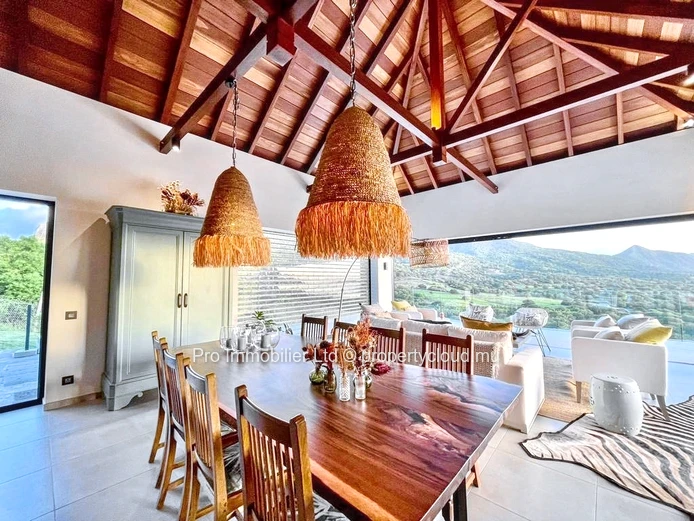 Stunning Fully Furnished Villa in Sought-After Palmyre Black River.