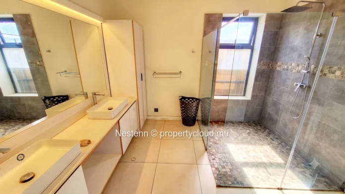 Villa familiale moderne de 4 chambres dans un beau jardin