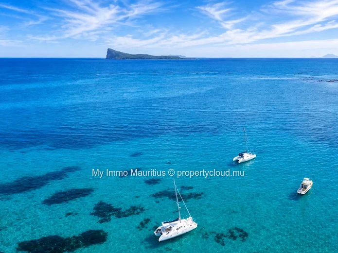 3-Bedroom Apartment Within Walking Distance of the Beach – Bain Boeuf
