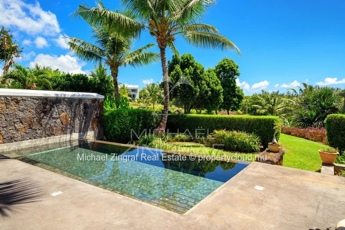 Maison mitoyenne de 4 chambres avec piscine et jardin  privée