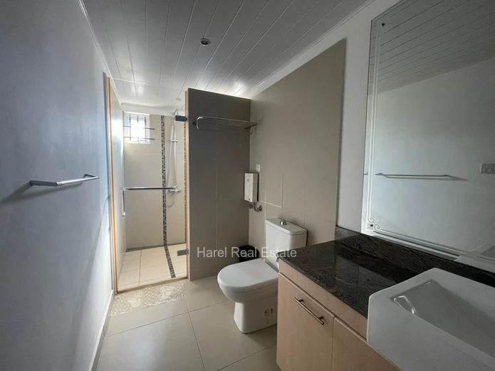 Penthouse avec une piscine commune