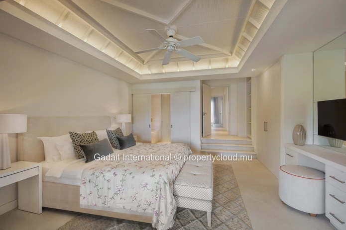 Velvet 1202 : Apartment with sea view & private pool at Beau Champ