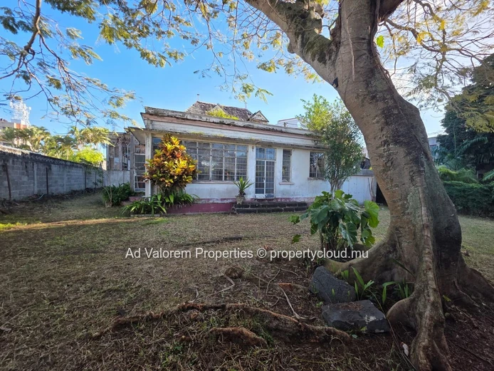 Terrain de 818 m² à vendre – Très bien situé à Quatre Bornes!