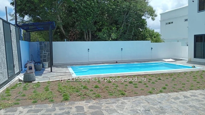 Villa Meublée de 4 Chambres avec Piscine à Vendre à Calodyne