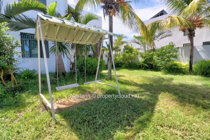 Superbe villa en duplex avec piscine et grand jardin arboré