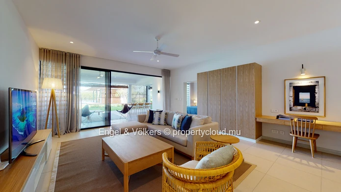 Elegant Waterfront Living with Boat & Skipper Access