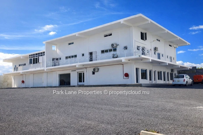Bâtiment industriel de premier choix à vendre : bureaux, espace d'entrepôt, emplacement idéal