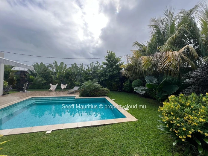 Villa Moderne avec Piscine Privée et Jardin Serein