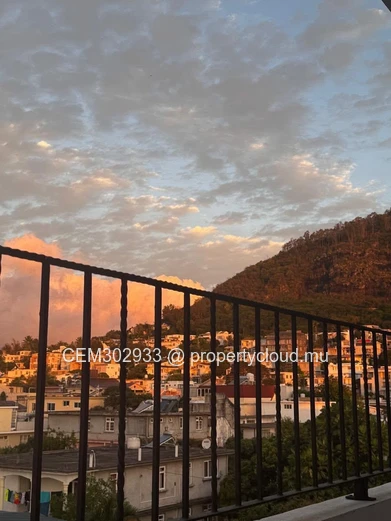 PROPRIÉTÉ RÉSIDENTIELLE EXCLUSIVE À VENDRE – Quatre Bornes