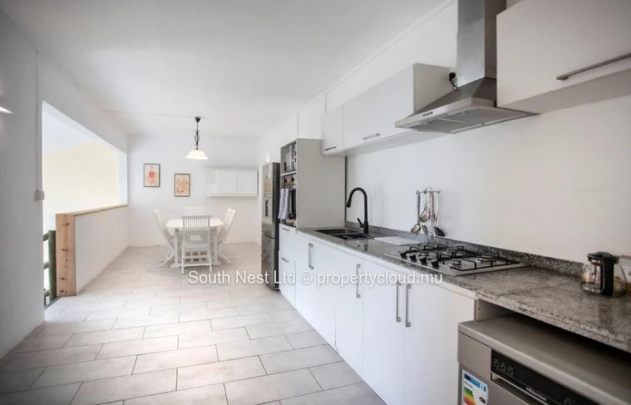 Contemporary 2-Bedroom West Coast Apartment with Panoramic Mountain Views