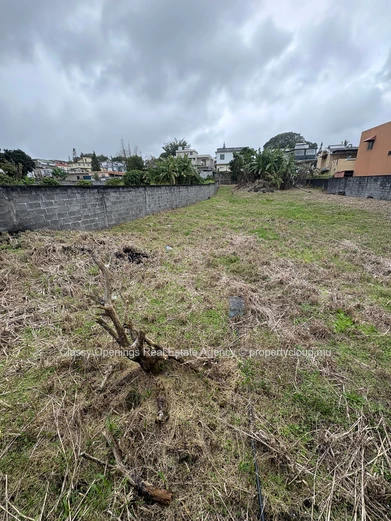 570 m² Walled Lot in Eau Coulée — Quiet Street, Near Bus, Schools & Shops