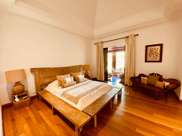 5 Bedrooms Villa on a golf Course