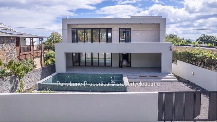 Une maison contemporaine dans un cadre exceptionnel entre montagnes et lagon