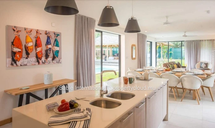 Villa PDS à vendre, Tamarin, 364m² habitables, terrain 669m², 3 chambres, piscine privée, accès mer, proche écoles