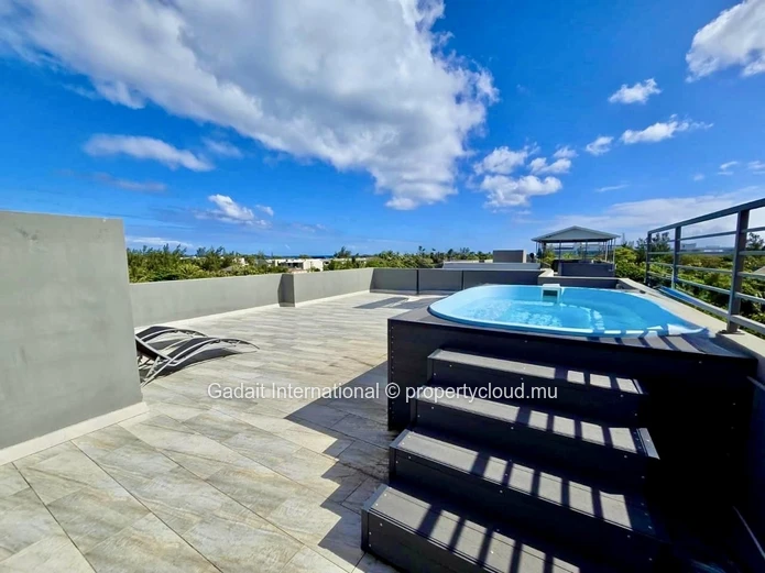 Exceptional penthouse with private rooftop in Pereybere – Sea & mountain views