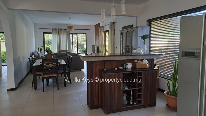 Exceptional 4-bedroom villa with pool, on long term rental in Petite Rivière Noire