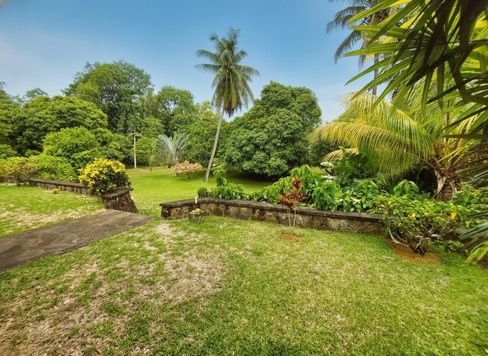 Propriété avec jardin d’exception sur 1 arpent – Bras d’Eau