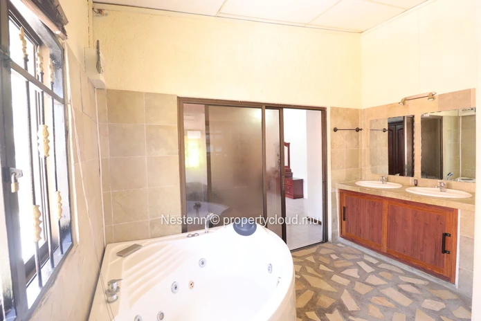 Maison à rénover proche de la plage avec fort potentiel d'investissement locatif.