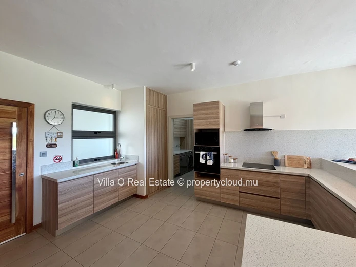 Close to the beach and amenities, beautiful spacious and bright apartment, on the first floor; 3 bedrooms, including ...