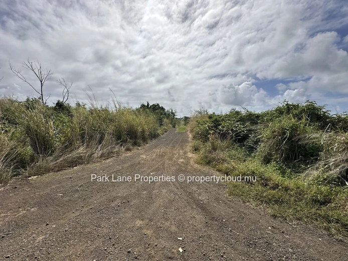 Beau terrain résidentiel de 2 532 m² au calme à Réunion Maurel