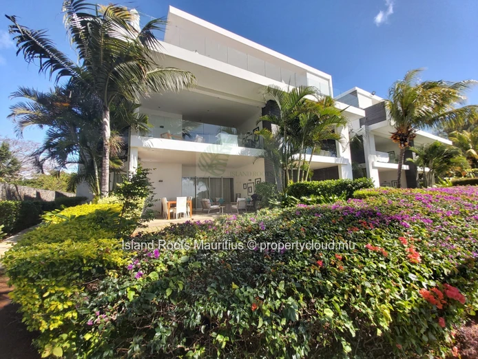 Beachfront apartment located in the north of the island !