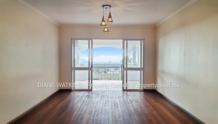Appartement moderne à vendre à Floréal avec balcon et vue panoramique.