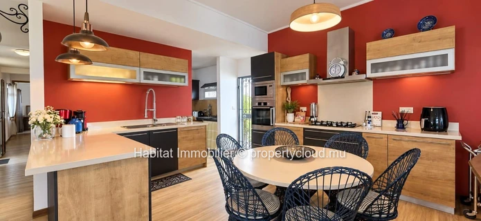 Unfurnished family house of approximately 230 m² at Flic-en-Flac