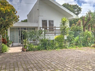 2-bedroom house with garden and expansion potential