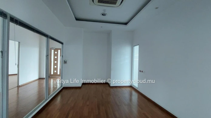 577m² Office Space for Rent in Ebène - Prime Location, Affordable Price!