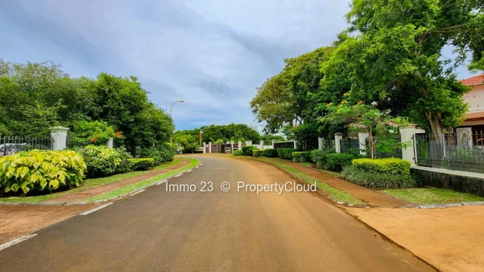Terrain r00e9sidentiel - 2005m2 - Trianon - Ref. TE74974VE