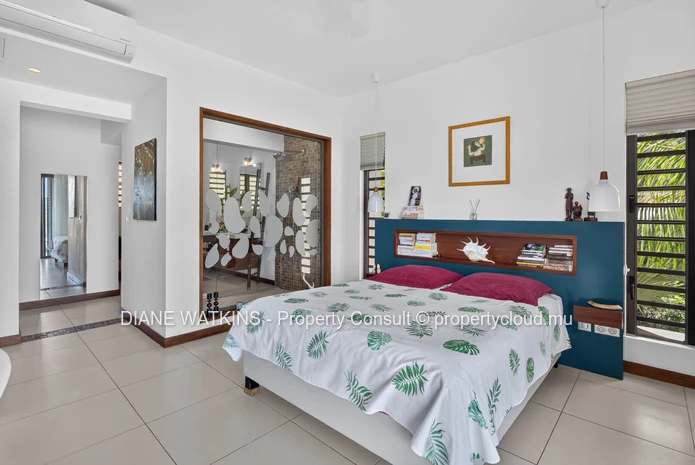 Villa RES contemporaine à vendre à Rivière Noire | Vue panoramique sur le lagon bleu
