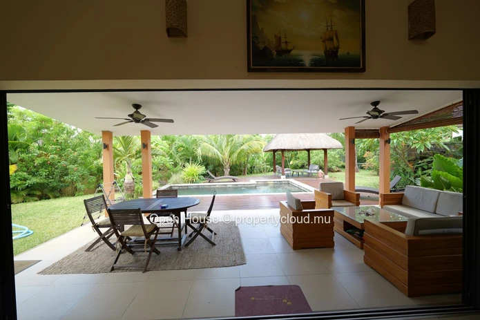 Villa à vendre à Rivière Noire, 320m² habitables, terrain de 1.470m², 5 chambres, bureau, piscine privée. Prix : 900 ...