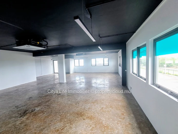 Bureau à vendre à Calebasses, 129m², parking, accès handicapé, climatisé, prix Rs. Accessible aux mauriciens.