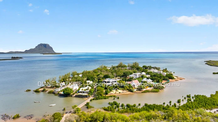 An Exceptional Waterfront Estate on Îlot Fortier