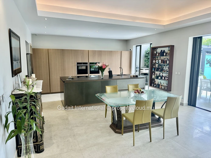 Villa contemporaine avec piscine à débordement et pergola bioclimatique à Grand Baie