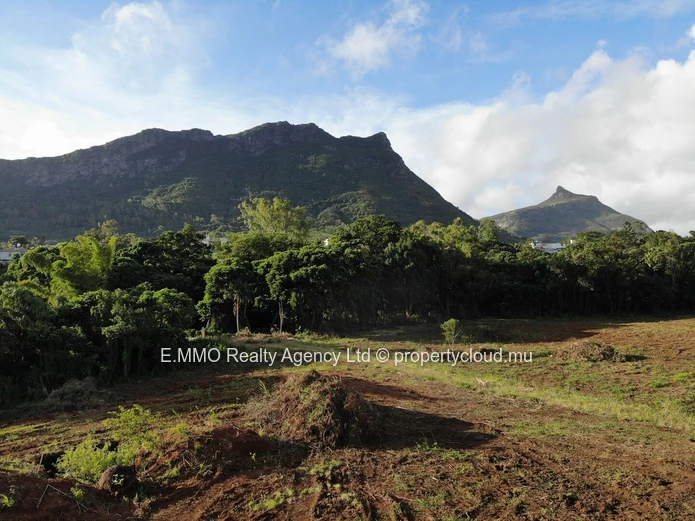 Terrain résidentiel à vendre à Moka, Vue Montagne, proche écoles, bus et magasins. Prix Rs