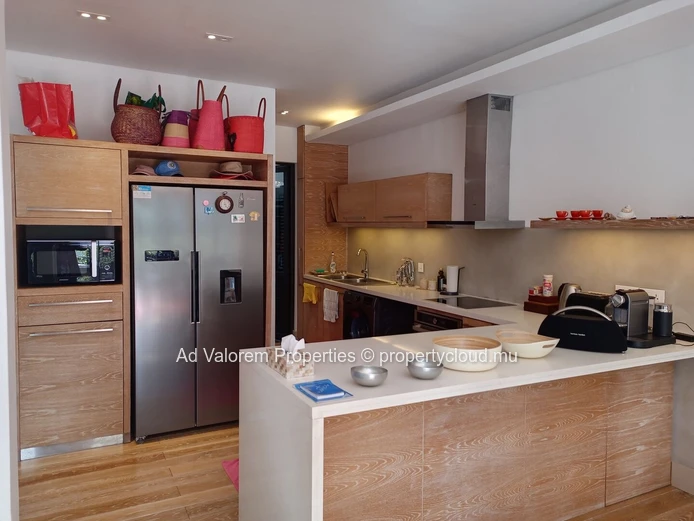 Duplex à vendre à Rivière Noire, vue mer et montagne, proche écoles, bus, golf, clinique et hôpital. 3 chambres.