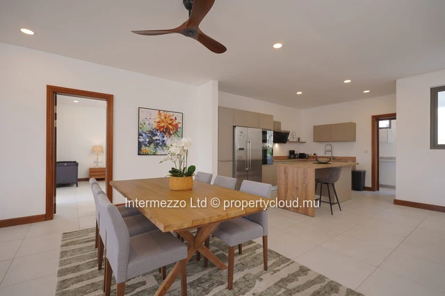 Appartement à Pointe aux Canonniers, 167m², 3 chambres en suite, piscine, double garage. Meublé 650 000€.