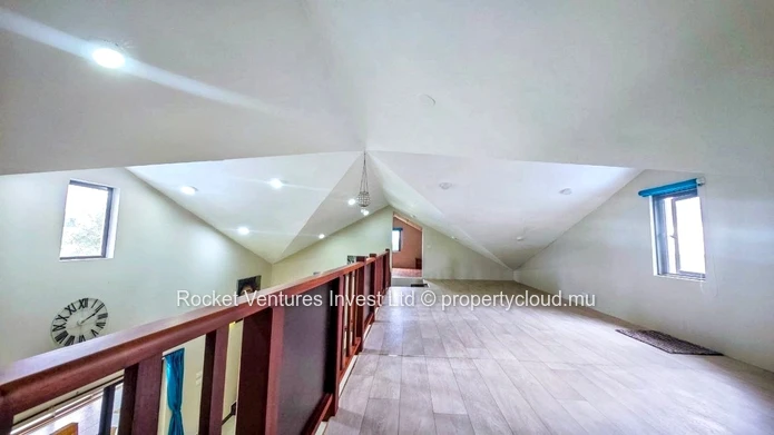 VENTE - Villa de Prestige avec Piscine – 3 Chambres à Mont Piton