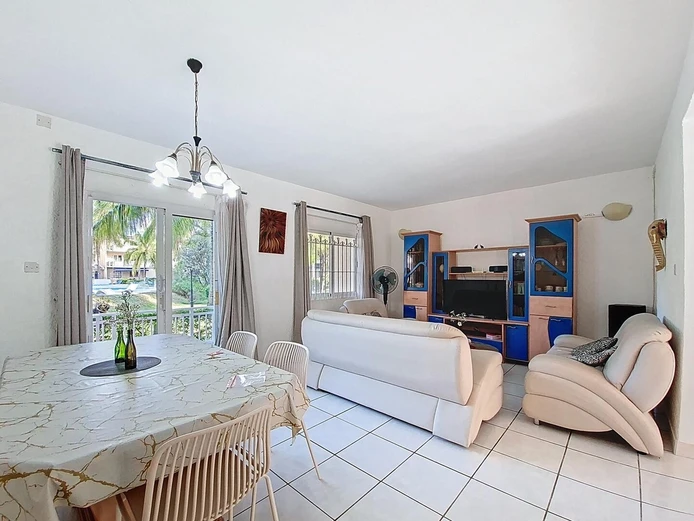 Apartment | Garden-Level | 3 Minutes from the Beach
