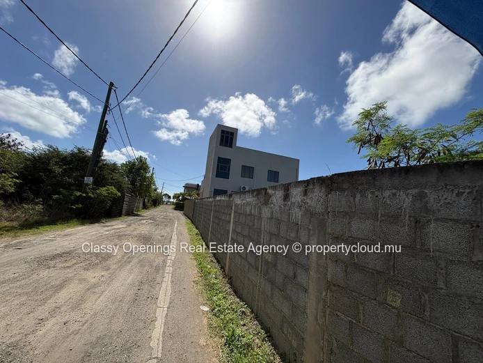 850 m² Grand Baie Land — Quiet Street, Near Bus, School & Shops