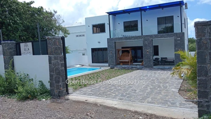 VILLA MAURICIEN NEUVE, à vendre à Calodyne, 210m², 4 chambres, piscine privée, proche de la mer, meublée, Rs.