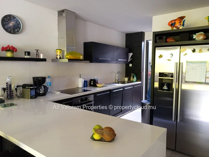 Duplex à vendre à Rivière Noire, vue mer et montagne, proche écoles, bus, golf, clinique et hôpital. 3 chambres.