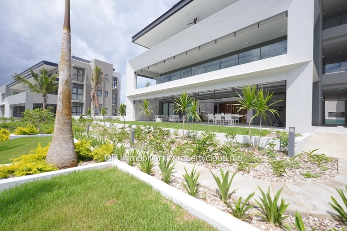 Appartement SCS à vendre, situé à Grand Baie, 225m², 3 chambres, piscine commune, meublé, climatisé, parking. Proche ...