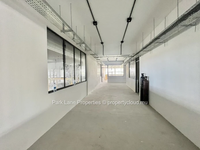 Bureaux Modernes dans le Projet Innovant Nouvelle Usine à Floréal