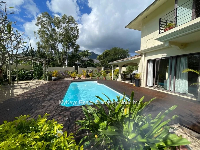 Piscine Privée - Grand Jardin Arboré - Entièrement Meublée - Environnement Paisible